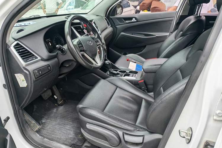 Used Hyundai Tucson 2015 1.6T Dual-Clutch Two-Wheel-Drive Smart Model Interior 1