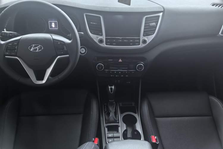 Used Hyundai Tucson 2015 1.6T Dual-Clutch Two-Wheel-Drive Smart Model Interior 1