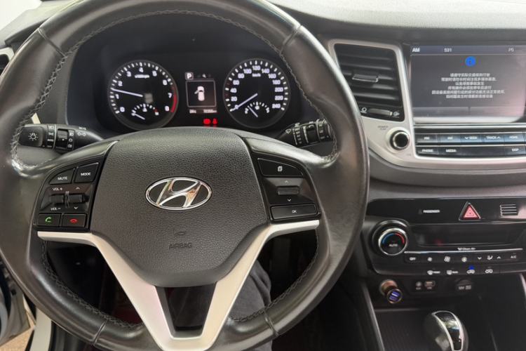 Used Hyundai Tucson 2015 1.6T Dual-Clutch Two-Wheel-Drive Smart Model Interior 1