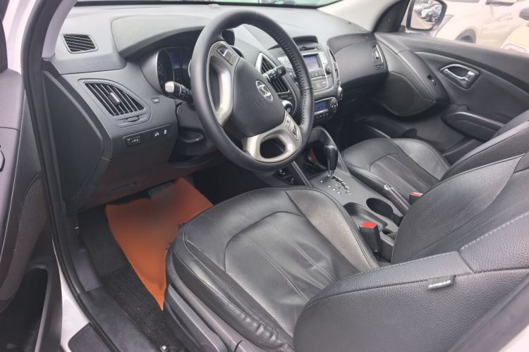 Used Hyundai Tucson 2015 1.6T Dual-Clutch Two-Wheel-Drive Smart Model Interior 1