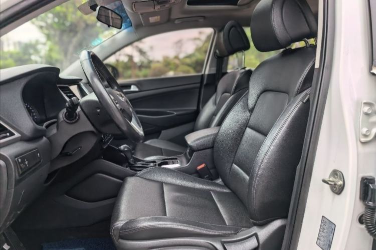 Used Hyundai Tucson 2015 1.6T Dual-Clutch Two-Wheel-Drive Smart Model Interior 1