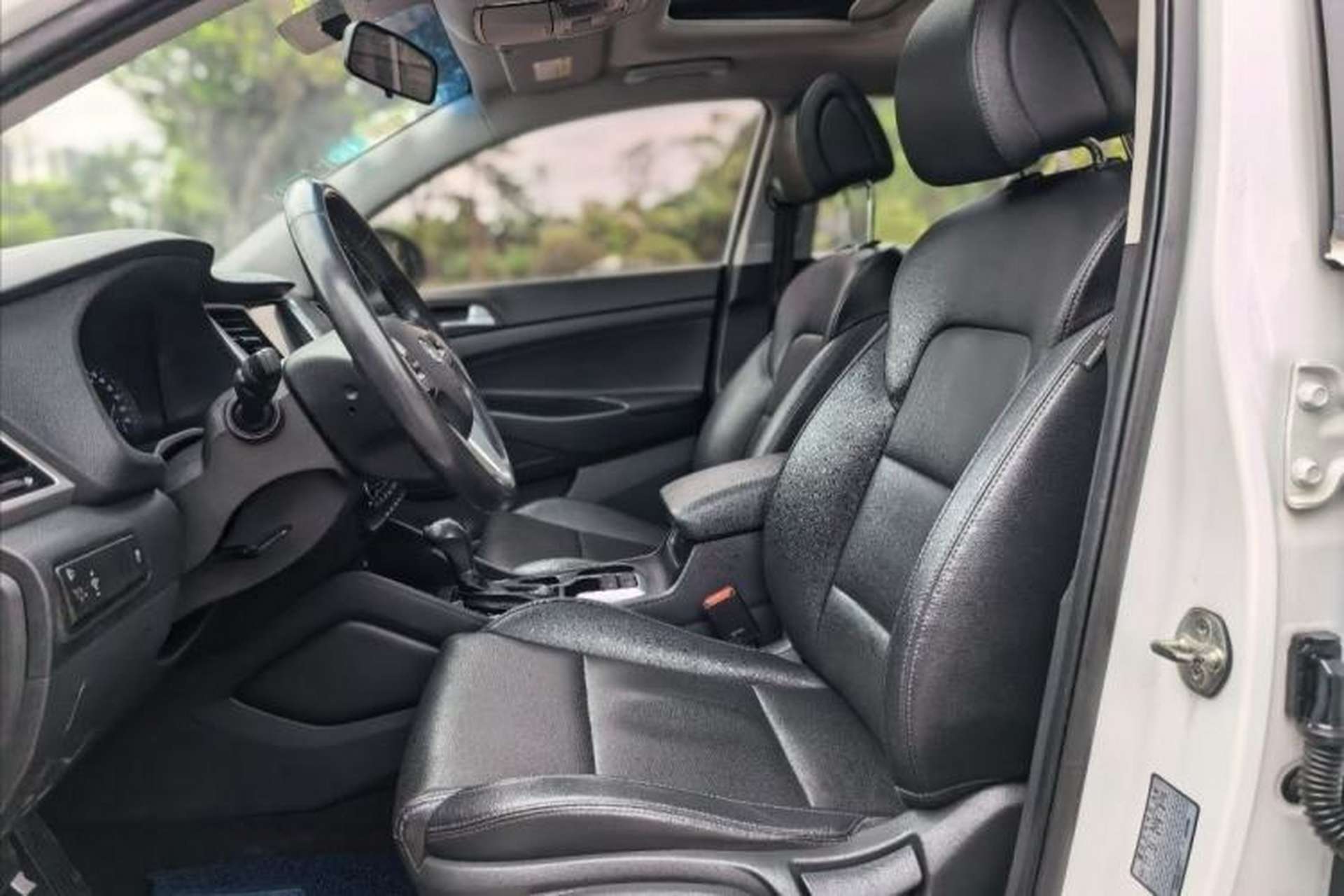Used Hyundai Tucson 2015 1.6T Dual-Clutch Two-Wheel-Drive Smart Model Interior 1