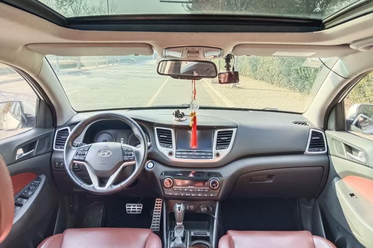 Used Hyundai Tucson 2015 1.6T Dual-Clutch Four-Wheel Drive Flagship Model Interior 1