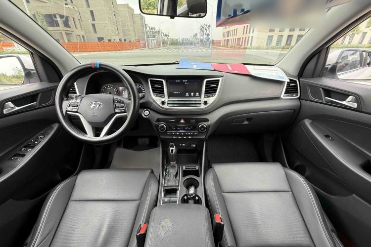 Used Hyundai Tucson 2015 1.6T Dual-Clutch Two-Wheel-Drive Smart Model Interior 1