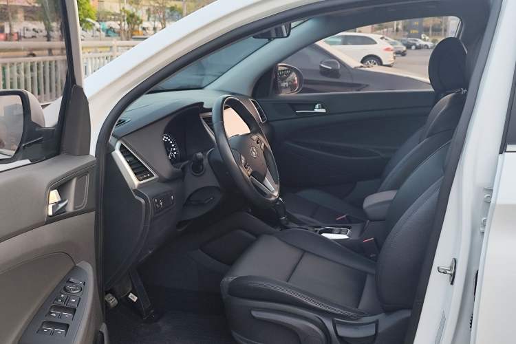 Used Hyundai Tucson 2015 1.6T Dual-Clutch Two-Wheel-Drive Smart Model Interior 1