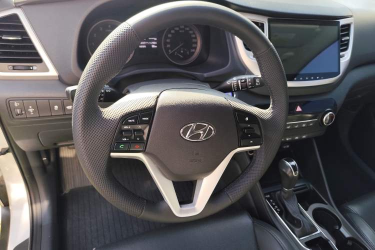 Used Hyundai Tucson 2015 2.0L Automatic Two-Wheel Drive Smart Version Interior 1