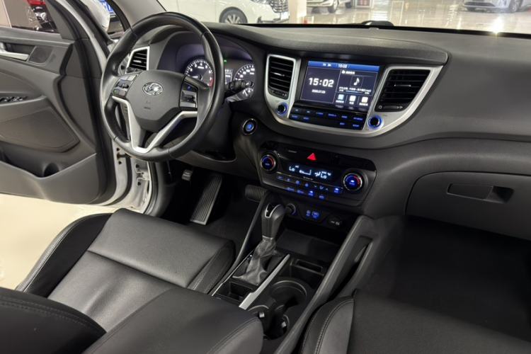 Used Hyundai Tucson 2015 1.6T Dual-Clutch Two-Wheel-Drive Smart Model Interior 1