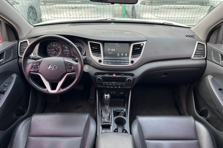 Used Hyundai Tucson 2015 1.6T Dual-Clutch Two-Wheel-Drive Smart Model Interior 1