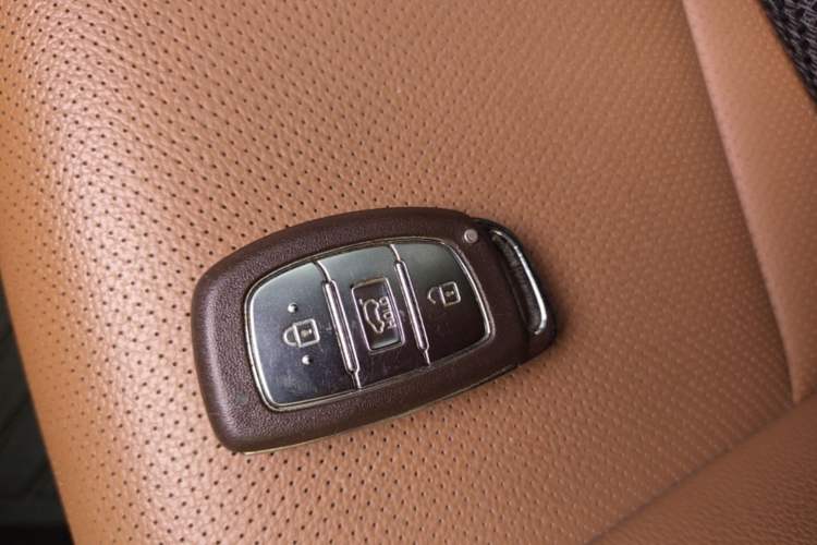Used Hyundai Tucson 2015 1.6T Dual-Clutch Two-Wheel-Drive Smart Model Interior 1