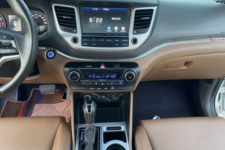 Used Hyundai Tucson 2015 1.6T Dual-Clutch Two-Wheel-Drive Smart Model Interior 10