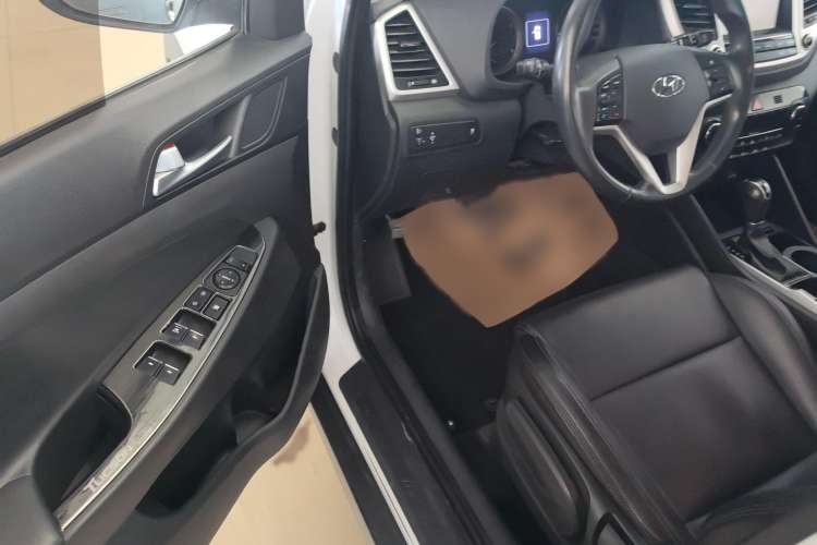 Used Hyundai Tucson 2015 1.6T Dual-Clutch Two-Wheel-Drive Smart Model Interior 2