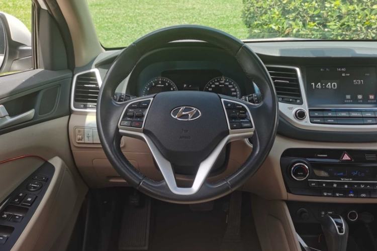 Used Hyundai Tucson 2015 1.6T Dual-Clutch Two-Wheel-Drive Smart Model Interior 2