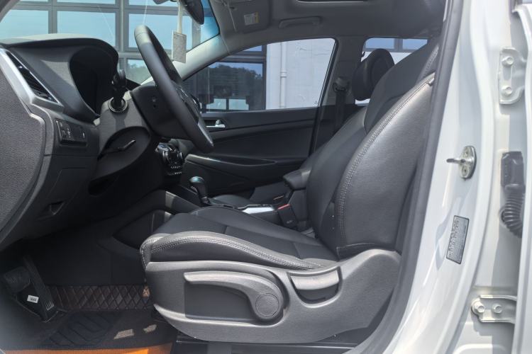 Used Hyundai Tucson 2015 1.6T Dual-Clutch Two-Wheel-Drive Smart Model Interior 2