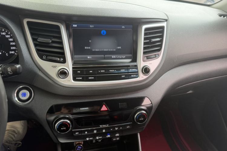 Used Hyundai Tucson 2015 1.6T Dual-Clutch Two-Wheel-Drive Smart Model Interior 2
