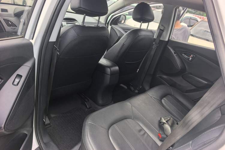 Used Hyundai Tucson 2015 1.6T Dual-Clutch Two-Wheel-Drive Smart Model Interior 2
