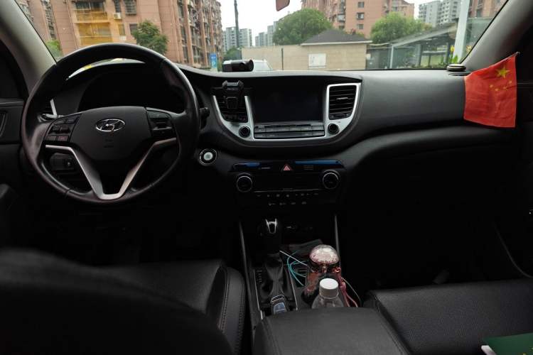 Used Hyundai Tucson 2015 1.6T Dual-Clutch Two-Wheel-Drive Smart Model Interior 2