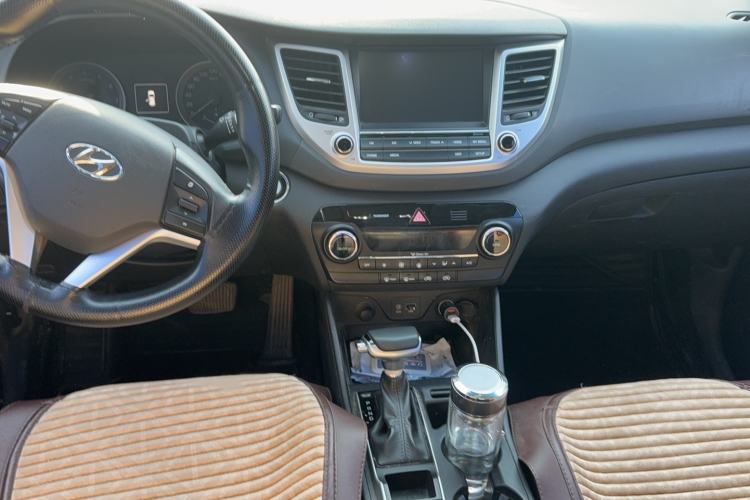 Used Hyundai Tucson 2015 1.6T Dual-Clutch Two-Wheel-Drive Smart Model Interior 2