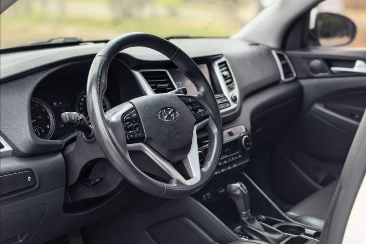 Used Hyundai Tucson 2015 1.6T Dual-Clutch Two-Wheel-Drive Smart Model Interior 2