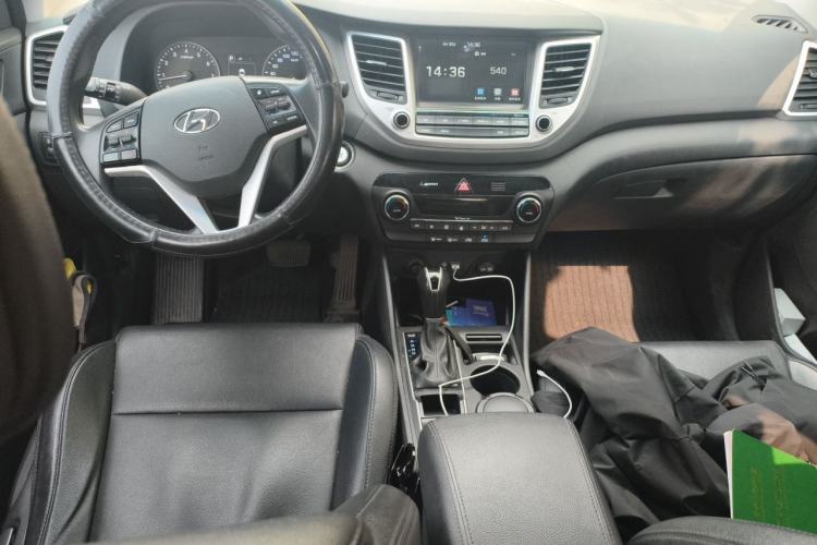 Used Hyundai Tucson 2015 1.6T Dual-Clutch Two-Wheel-Drive Smart Model Interior 2