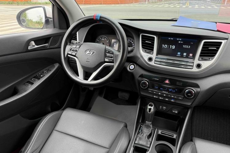 Used Hyundai Tucson 2015 1.6T Dual-Clutch Two-Wheel-Drive Smart Model Interior 2
