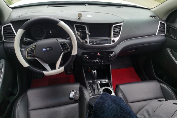 Used Hyundai Tucson 2015 1.6T Dual-Clutch Two-Wheel-Drive Smart Model Interior 2