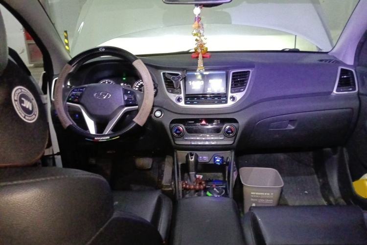 Used Hyundai Tucson 2015 1.6T Dual-Clutch Two-Wheel-Drive Smart Model Interior 2