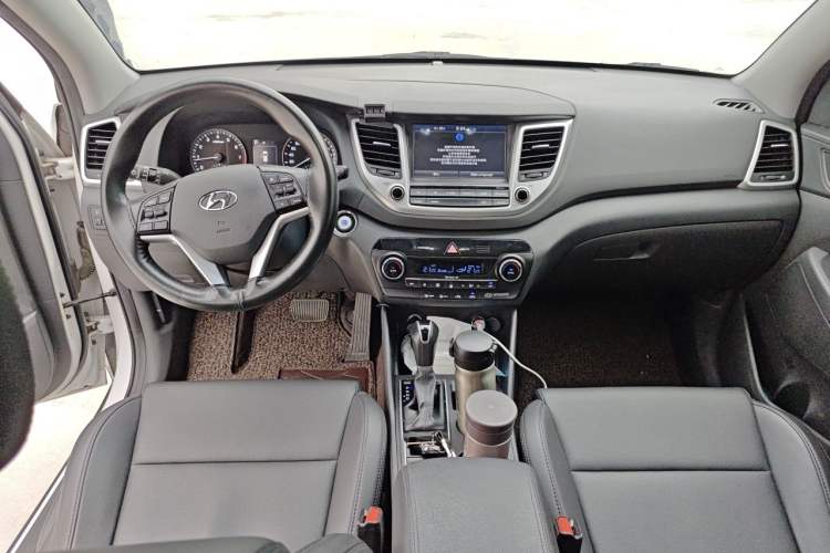 Used Hyundai Tucson 2015 1.6T Dual-Clutch Two-Wheel-Drive Leading Model Interior 2