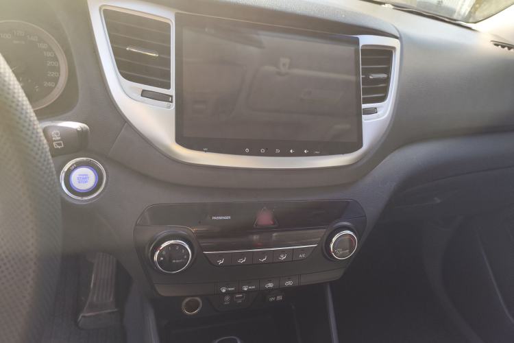 Used Hyundai Tucson 2015 2.0L Automatic Two-Wheel Drive Smart Version Interior 2