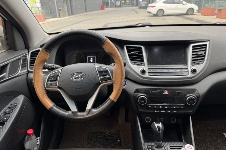 Used Hyundai Tucson 2015 1.6T Dual-Clutch Two-Wheel-Drive Smart Model Interior 2