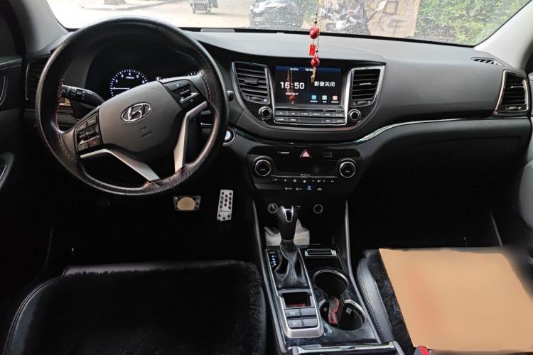 Used Hyundai Tucson 2015 1.6T Dual-Clutch Two-Wheel-Drive Smart Model Interior 2