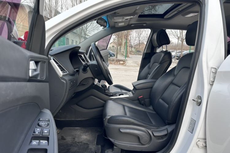 Used Hyundai Tucson 2015 1.6T Dual-Clutch Two-Wheel-Drive Smart Model Interior 2