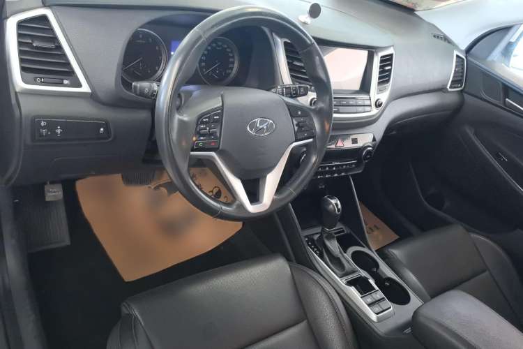 Used Hyundai Tucson 2015 1.6T Dual-Clutch Two-Wheel-Drive Smart Model Interior 3