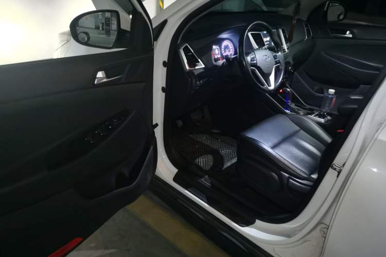 Used Hyundai Tucson 2015 1.6T Dual-Clutch Two-Wheel-Drive Smart Model Interior 3