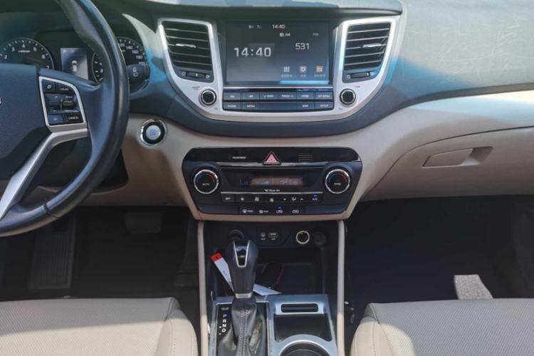 Used Hyundai Tucson 2015 1.6T Dual-Clutch Two-Wheel-Drive Smart Model Interior 3
