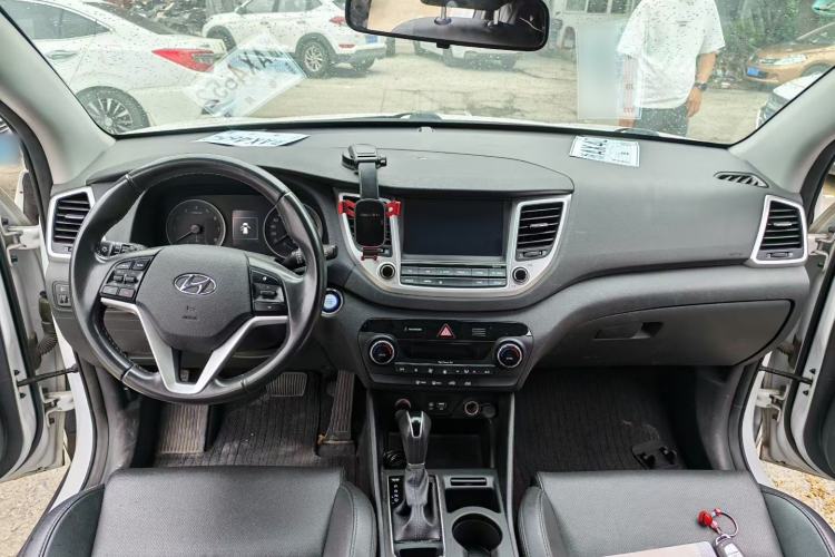Used Hyundai Tucson 2015 1.6T Dual-Clutch Two-Wheel-Drive Smart Model Interior 3