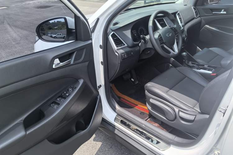 Used Hyundai Tucson 2015 1.6T Dual-Clutch Two-Wheel-Drive Smart Model Interior 3