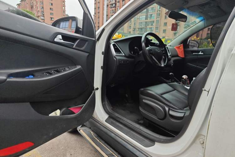 Used Hyundai Tucson 2015 1.6T Dual-Clutch Two-Wheel-Drive Smart Model Interior 3