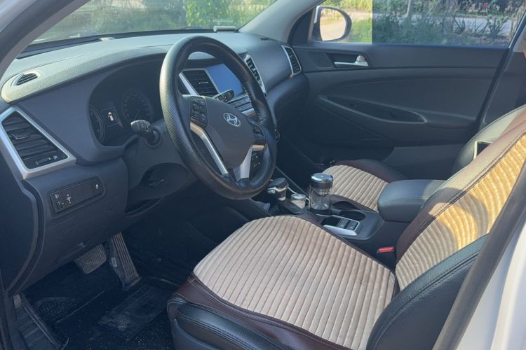 Used Hyundai Tucson 2015 1.6T Dual-Clutch Two-Wheel-Drive Smart Model Interior 3