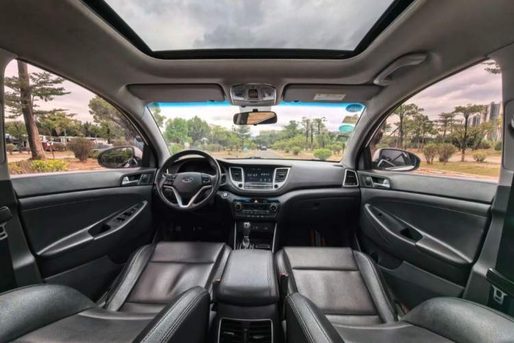 Used Hyundai Tucson 2015 1.6T Dual-Clutch Two-Wheel-Drive Smart Model Interior 3