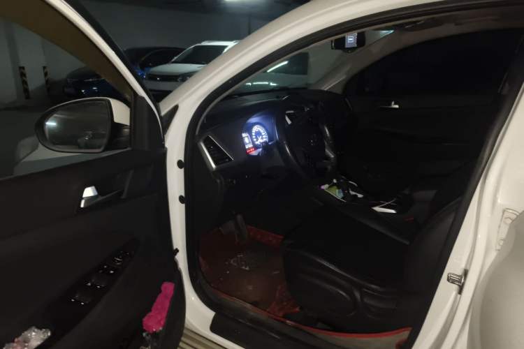 Used Hyundai Tucson 2015 1.6T Dual-Clutch Two-Wheel-Drive Smart Model Interior 3