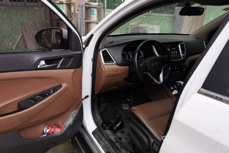 Used Hyundai Tucson 2015 1.6T Dual-Clutch Two-Wheel-Drive Smart Model Interior 3