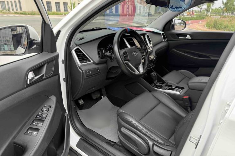 Used Hyundai Tucson 2015 1.6T Dual-Clutch Two-Wheel-Drive Smart Model Interior 3