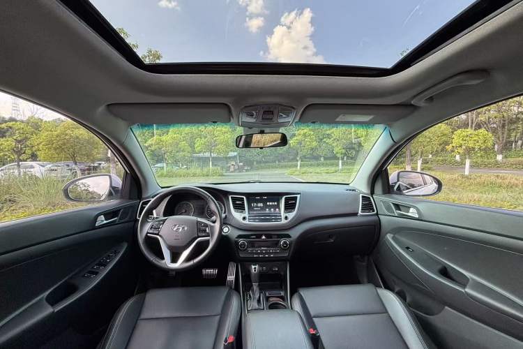 Used Hyundai Tucson 2015 1.6T Dual-Clutch Two-Wheel-Drive Smart Model Interior 3