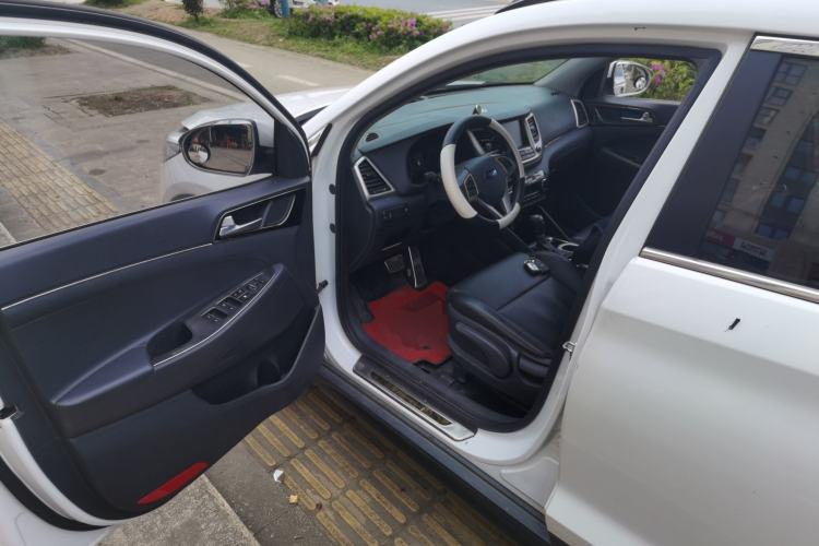 Used Hyundai Tucson 2015 1.6T Dual-Clutch Two-Wheel-Drive Smart Model Interior 3