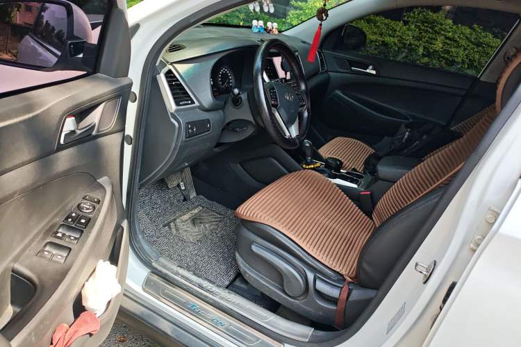 Used Hyundai Tucson 2015 1.6T Dual-Clutch Two-Wheel-Drive Smart Model Interior 3