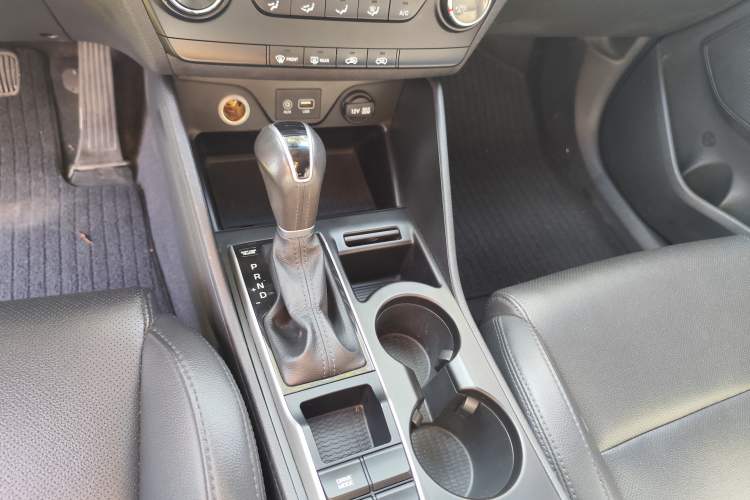 Used Hyundai Tucson 2015 2.0L Automatic Two-Wheel Drive Smart Version Interior 3
