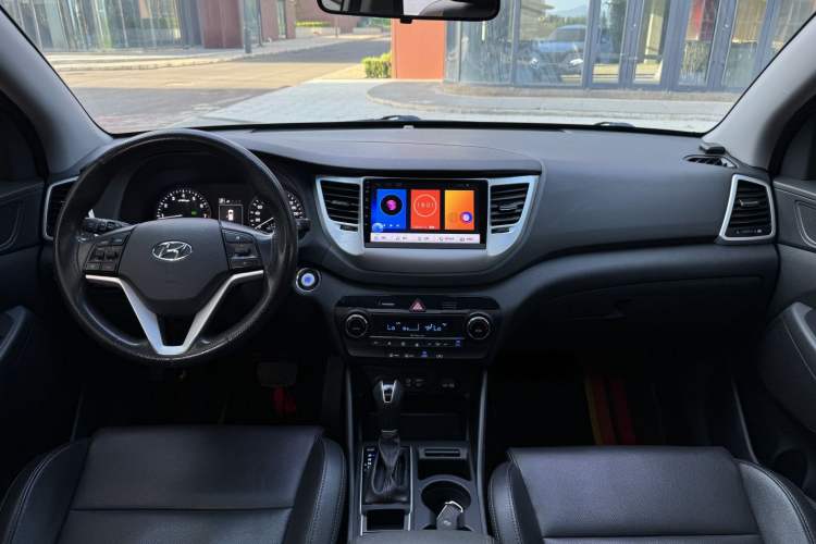 Used Hyundai Tucson 2015 1.6T Dual-Clutch Two-Wheel-Drive Smart Model Interior 3