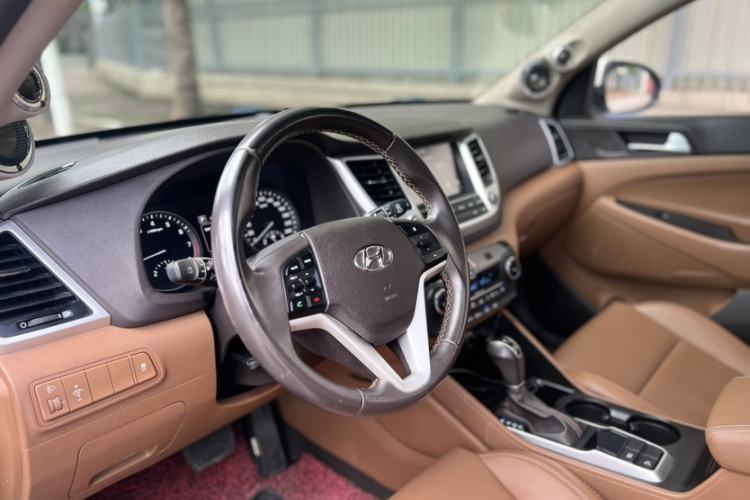 Used Hyundai Tucson 2015 1.6T Dual-Clutch Two-Wheel-Drive Smart Model Interior 3