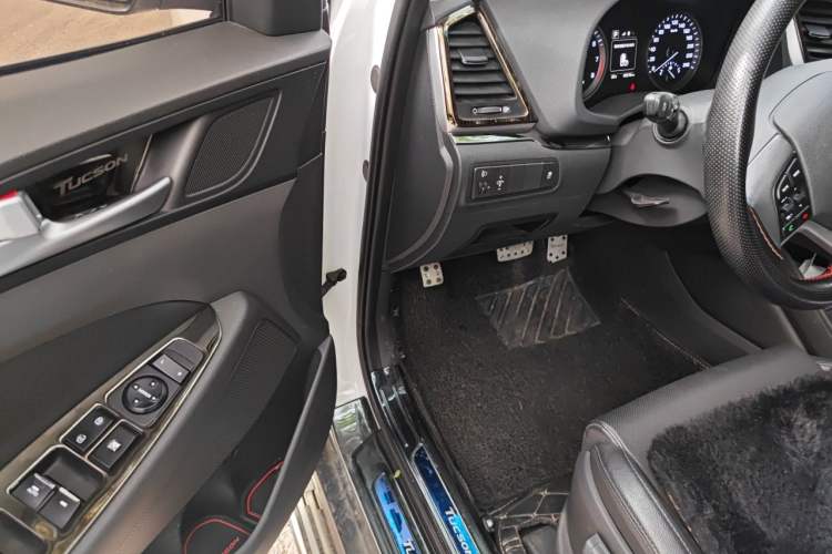 Used Hyundai Tucson 2015 1.6T Dual-Clutch Two-Wheel-Drive Smart Model Interior 3