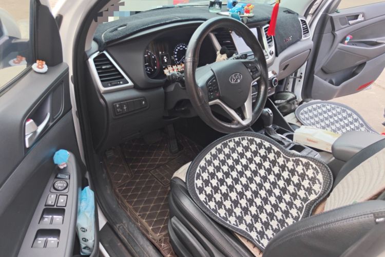 Used Hyundai Tucson 2015 1.6T Dual-Clutch Two-Wheel-Drive Smart Model Interior 3